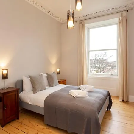 Large & Bright 2bd Flat In Apartment Edinburgh