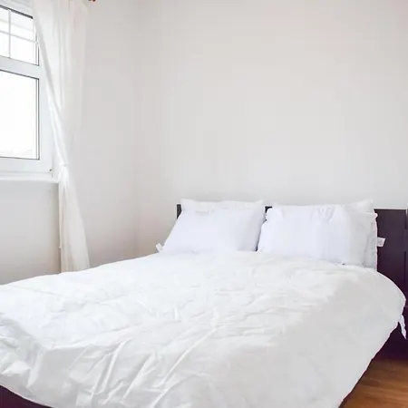 Centre 2 Bedroom Apartment *