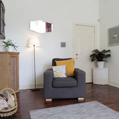 Spacious Main Door Art-filled In Leith Apartment