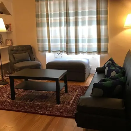 Central & Comfortable Flat - Sleeps 4 Apartment