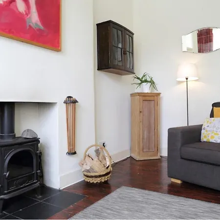 Apartment Spacious Main Door Art-filled In Leith
