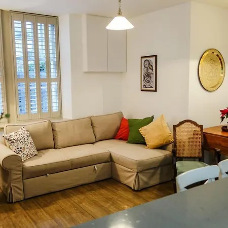 Quiet Ground Floor Mews Flat And Parking