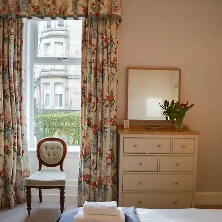 Beautiful Stockbridge Garden Apartment