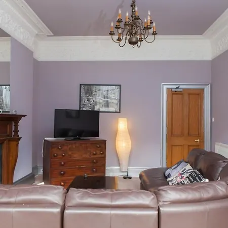Stylish 3-bed 2-bath Flat * אדינבורו