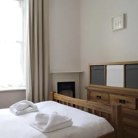 Apartamento And Spacious 2 Bedroom Flat With Garden