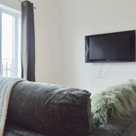 Modern & Light Flat In Vibrant Leith! *
