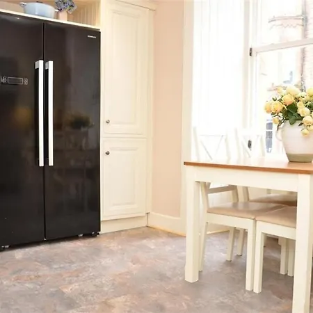 Traditional 2bd Flat Views Of Portobello Beach Apartment *