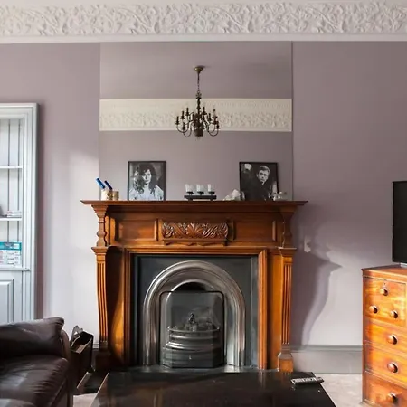 Stylish 3-bed 2-bath Flat Apartment Edinburgh
