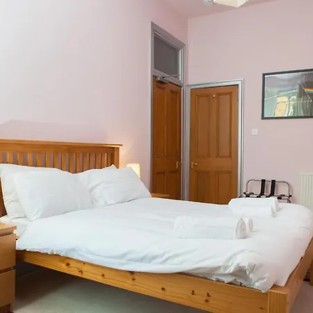 Stylish 3-bed 2-bath Flat *