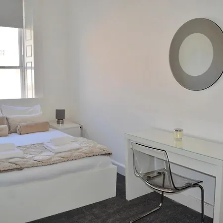 Spacious 3 Bedroom Flat In The Centre