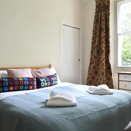 Spacious Main Door Art-filled In Leith Apartment