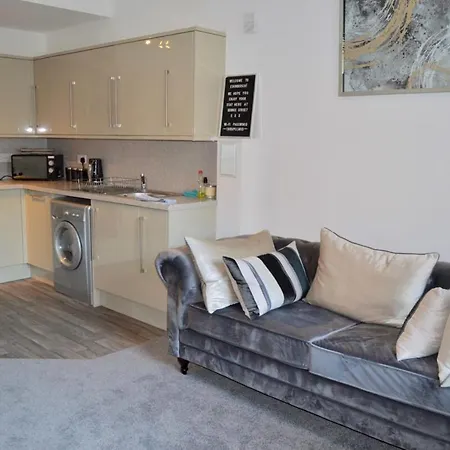 Spacious 3 Bedroom Flat In The Centre