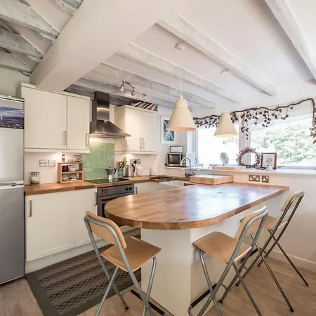 Bright Free Parking- Sleeps 4