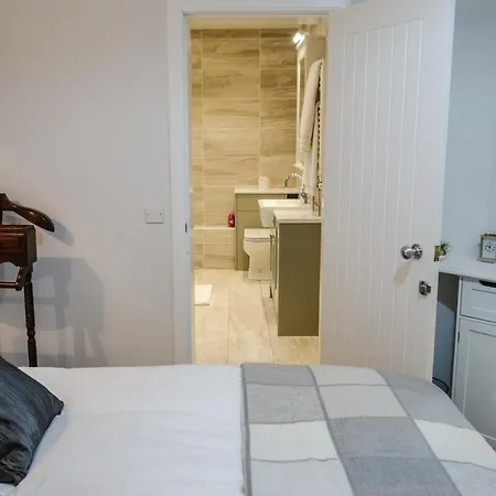 Quiet Ground Floor Mews Flat And Parking エディンバラ