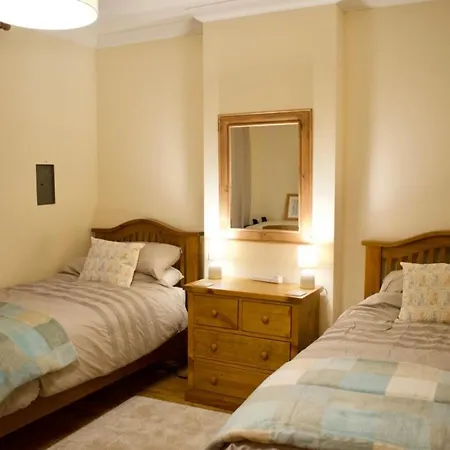 Newly Refurbed With Free Parking