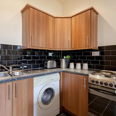 Traditional 1 Bed Leith Flat Close To City Centre *