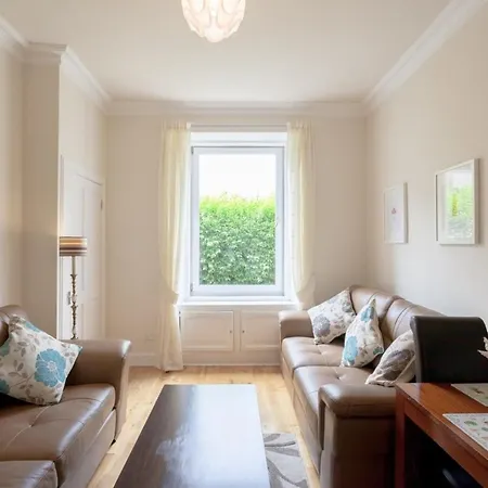 Traditional 1 Bed Leith Flat Close To City Centre