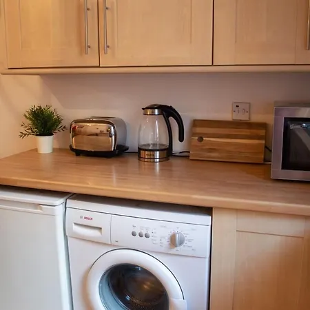 One Bed Flat - Great Centre Location شقة *