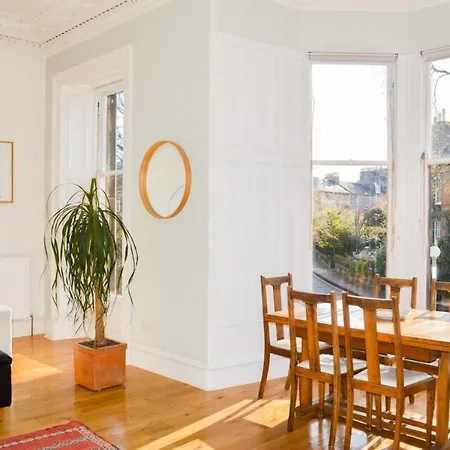 Stylish Four Bedroom Stockbridge Home! Sleeps 7