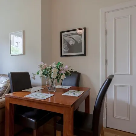 Traditional 1 Bed Leith Flat Close To City Centre Edinburgh