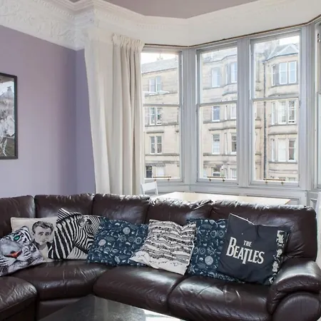 Stylish 3-bed 2-bath Flat Apartment Edinburgh