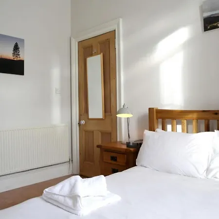 And Spacious 2 Bedroom Flat With Garden