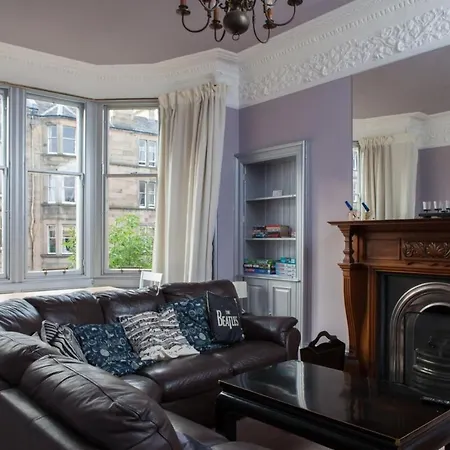 Stylish 3-bed 2-bath Flat Apartment