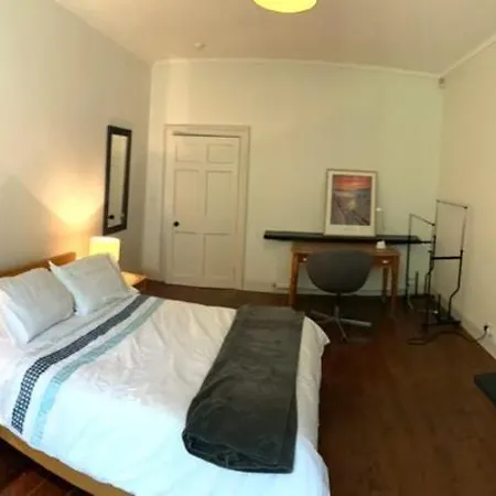 Spacious New Town Flat- City Centre