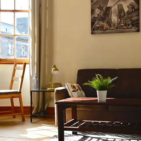 Sophisticated And Bright One Bed In Leith