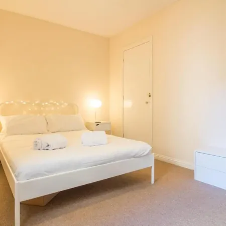 Spacious Canal Side - Free Parking Apartment