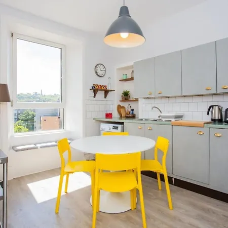 Cosy & Quirky Central Edinburgh Flat