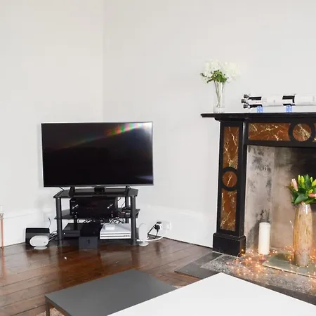 Beautiful In Stockbridge Apartment