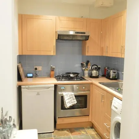 Bright 2 Bedroom Apartment