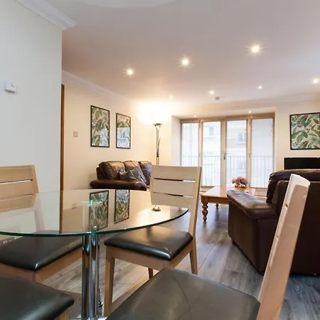 Beautiful 2 Bedroom Flat In Converted Distillery Apartment Edinburgh
