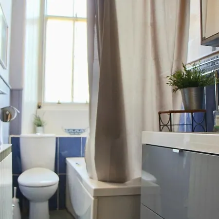 Classic Flat In The Heart Of Morningside * エディンバラ
