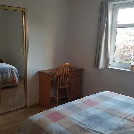 Peaceful 2 Bedroom Sleeps 5 Free Parking Appartamento *