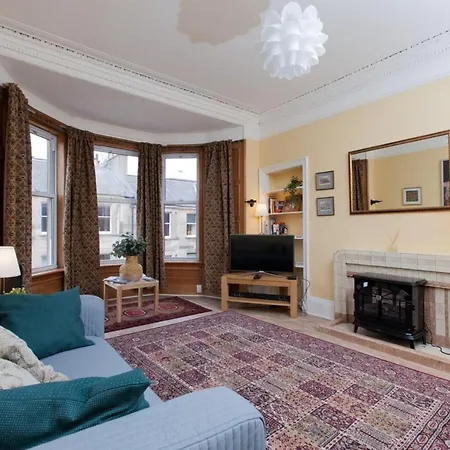 Elegant Traditional Centre Flat Apartment Edinburgh