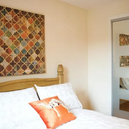 Spacious 3 Bed In Central Location *