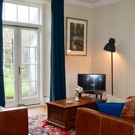 Stunning 3 Bedroom City Centre Apartment *