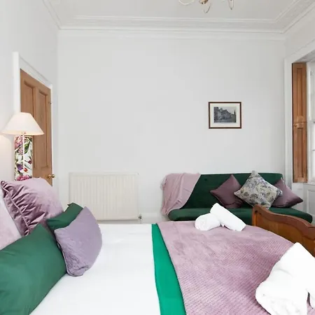 Traditional Luxury Sleeps 10 Guests