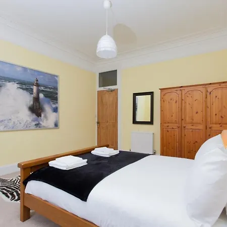Elegant Traditional Centre Flat Apartment