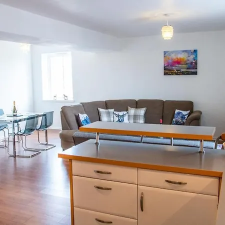 Spacious & Contemporary Flat With Secure Parking Apartment *