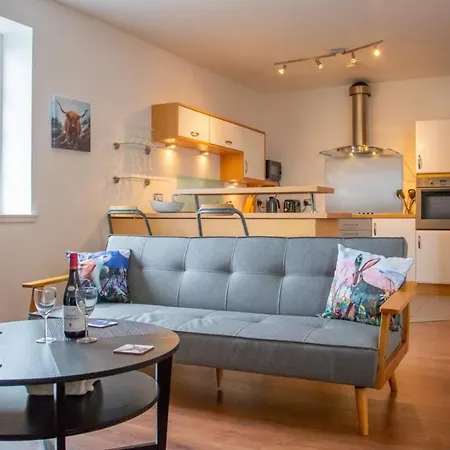 Apartment Spacious & Contemporary Flat With Secure Parking