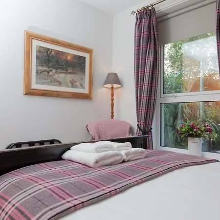 Holyrood - Luxury With Parking