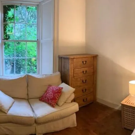 Spacious New Town Flat- City Centre *