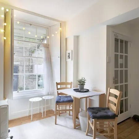 With Private Entrance & Patio Apartamento Edimburgo