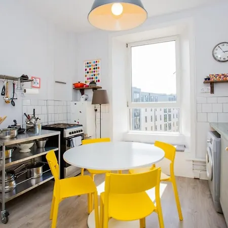 Cosy & Quirky Central Edinburgh Flat *