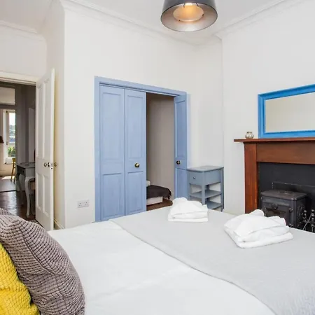 Cosy & Quirky Central Edinburgh Flat