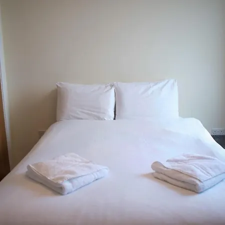 Large And Modern 2 Bed 2 Bath