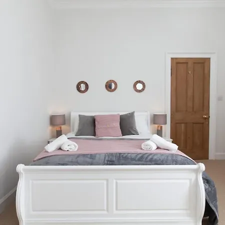 Traditional Luxury Sleeps 10 Guests *
